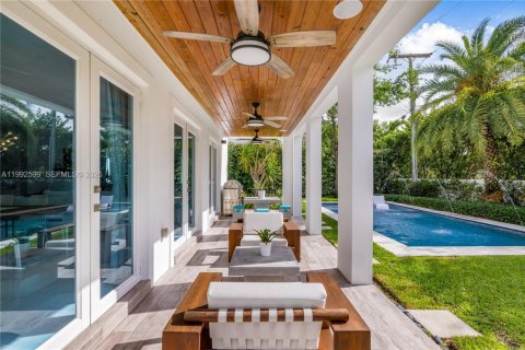 House in South Miami, Florida 5 bedrooms, 346.15 sq.m. № 2064238 - photo 27