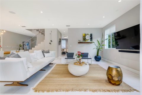 House in South Miami, Florida 5 bedrooms, 346.15 sq.m. № 2064238 - photo 7