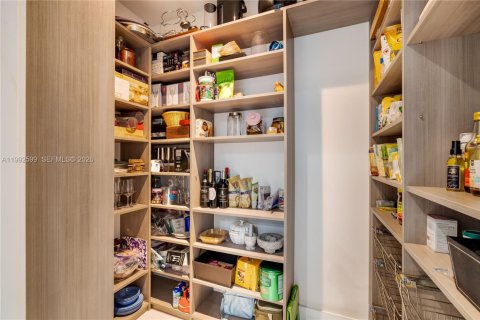 House in South Miami, Florida 5 bedrooms, 346.15 sq.m. № 2064238 - photo 22