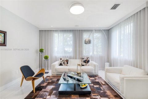 House in South Miami, Florida 5 bedrooms, 346.15 sq.m. № 2064238 - photo 30