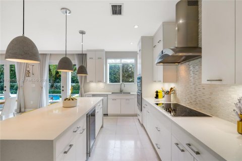 House in South Miami, Florida 5 bedrooms, 346.15 sq.m. № 2064238 - photo 8