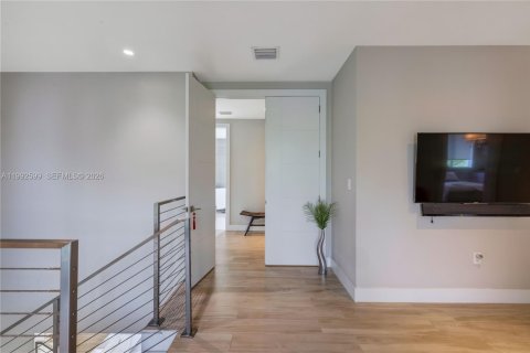 House in South Miami, Florida 5 bedrooms, 346.15 sq.m. № 2064238 - photo 11