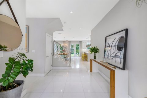 House in South Miami, Florida 5 bedrooms, 346.15 sq.m. № 2064238 - photo 29