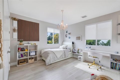 House in South Miami, Florida 5 bedrooms, 346.15 sq.m. № 2064238 - photo 13