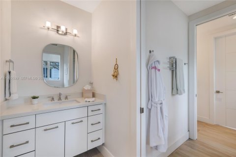 House in South Miami, Florida 5 bedrooms, 346.15 sq.m. № 2064238 - photo 14