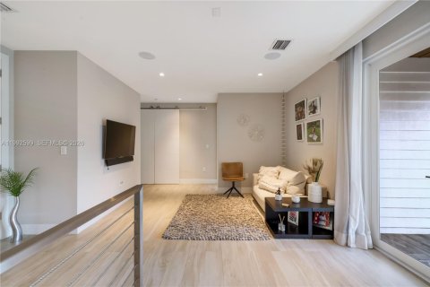 House in South Miami, Florida 5 bedrooms, 346.15 sq.m. № 2064238 - photo 12