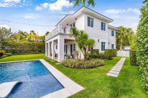 House in South Miami, Florida 5 bedrooms, 346.15 sq.m. № 2064238 - photo 25