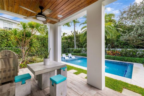 House in South Miami, Florida 5 bedrooms, 346.15 sq.m. № 2064238 - photo 16