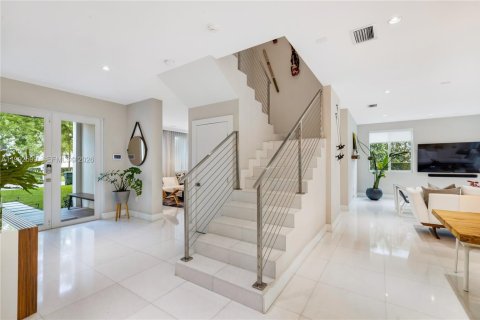 House in South Miami, Florida 5 bedrooms, 346.15 sq.m. № 2064238 - photo 4