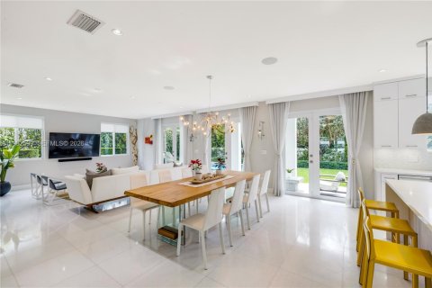 House in South Miami, Florida 5 bedrooms, 346.15 sq.m. № 2064238 - photo 6