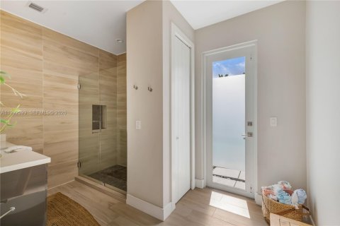 House in South Miami, Florida 5 bedrooms, 346.15 sq.m. № 2064238 - photo 20