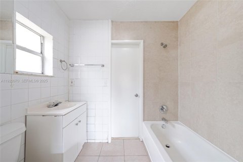 Casa en venta en West Park, Florida, 4 dormitorios, 161.84 m2 № 1983687 - foto 22