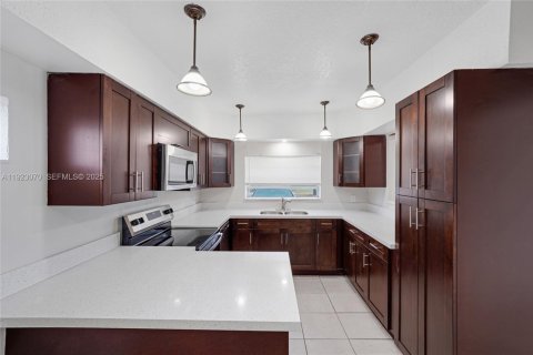 Casa en venta en West Park, Florida, 4 dormitorios, 161.84 m2 № 1983687 - foto 9