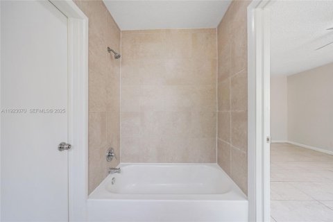 Casa en venta en West Park, Florida, 4 dormitorios, 161.84 m2 № 1983687 - foto 23