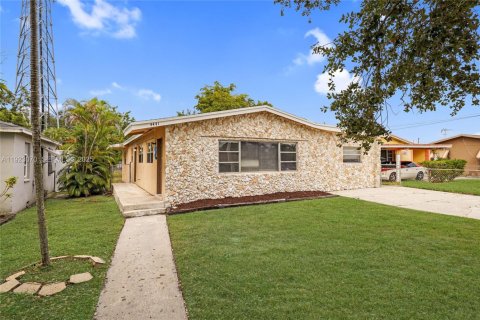 Casa en venta en West Park, Florida, 4 dormitorios, 161.84 m2 № 1983687 - foto 1