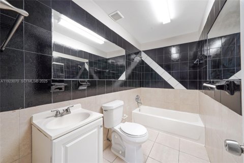 Casa en venta en West Park, Florida, 4 dormitorios, 161.84 m2 № 1983687 - foto 11