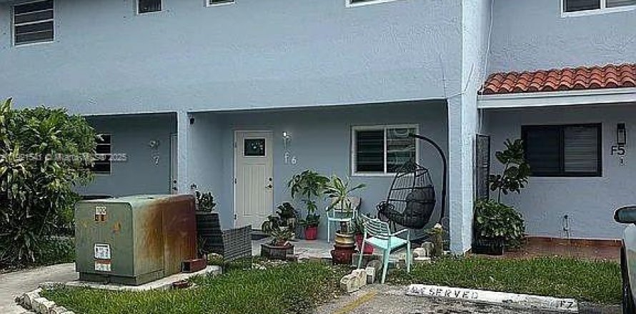 Adosado en Sweetwater, Florida 3 dormitorios, 108.97 m2 № 1975763