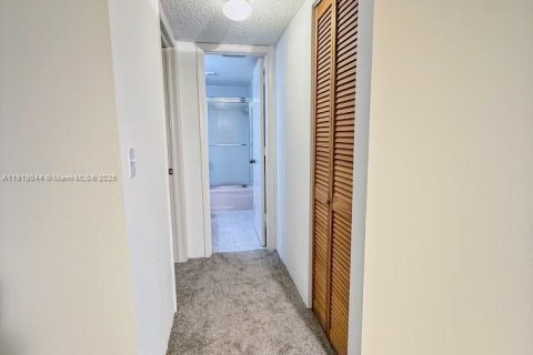 Condo in Lauderhill, Florida, 1 bedroom  № 1974378 - photo 6