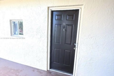 Condo in Lauderhill, Florida, 1 bedroom  № 1974378 - photo 14