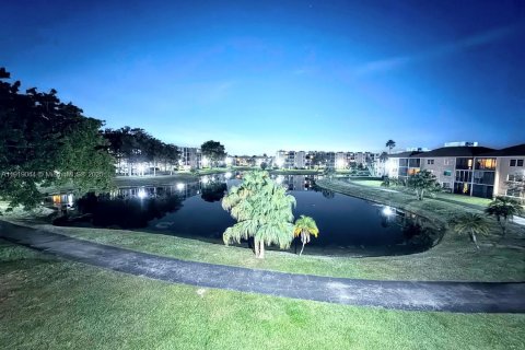 Condo in Lauderhill, Florida, 1 bedroom  № 1974378 - photo 1