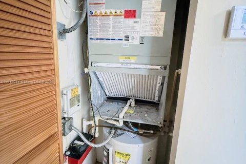 Condo in Lauderhill, Florida, 1 bedroom  № 1974378 - photo 7