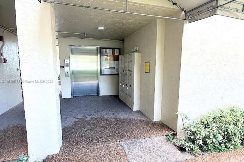 Condo in Lauderhill, Florida, 1 bedroom  № 1974378 - photo 12