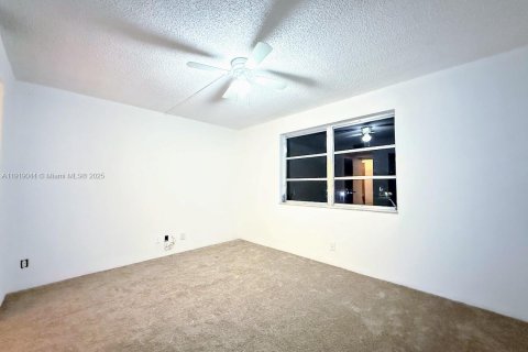 Condo in Lauderhill, Florida, 1 bedroom  № 1974378 - photo 9