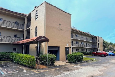 Condo in Lauderhill, Florida, 1 bedroom  № 1974378 - photo 11