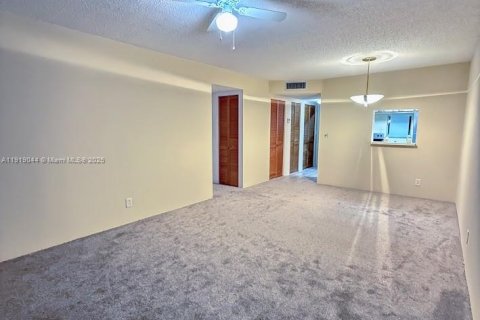 Condo in Lauderhill, Florida, 1 bedroom  № 1974378 - photo 3