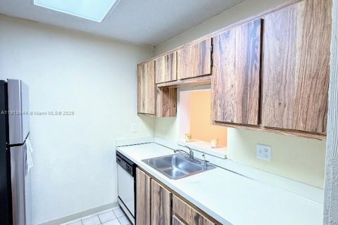 Condo in Lauderhill, Florida, 1 bedroom  № 1974378 - photo 5