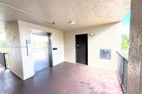 Condo in Lauderhill, Florida, 1 bedroom  № 1974378 - photo 13