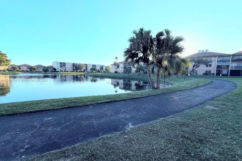 Condo in Lauderhill, Florida, 1 bedroom  № 1974378 - photo 17