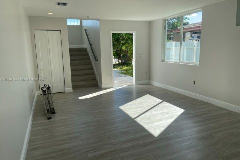 Touwnhouse à louer à Hialeah, Floride: 3 chambres, 176.51 m2 № 1966530 - photo 5