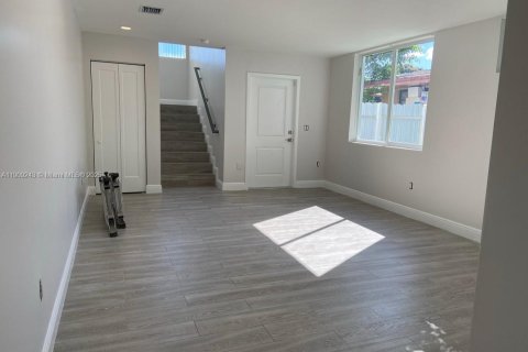Touwnhouse à louer à Hialeah, Floride: 3 chambres, 176.51 m2 № 1966530 - photo 4