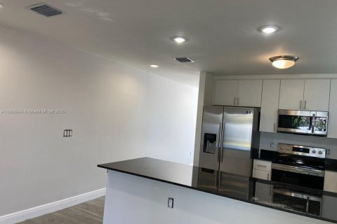 Touwnhouse à louer à Hialeah, Floride: 3 chambres, 176.51 m2 № 1966530 - photo 3