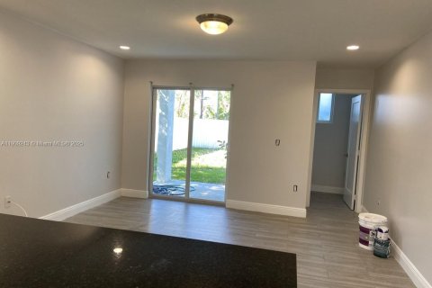 Touwnhouse à louer à Hialeah, Floride: 3 chambres, 176.51 m2 № 1966530 - photo 2