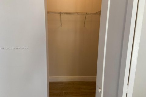 Touwnhouse à louer à Hialeah, Floride: 3 chambres, 176.51 m2 № 1966530 - photo 10