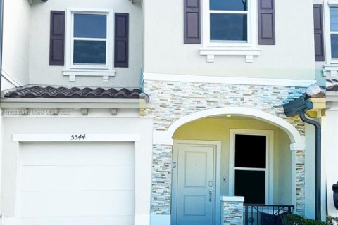 Touwnhouse à vendre à Lauderhill, Floride: 3 chambres, 151.99 m2 № 1800737 - photo 1
