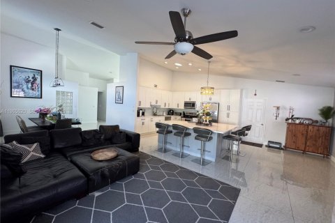 Купить виллу или дом в Пемброк-Пайнс, Флорида 4 спальни, 234.76м2, № 2032607 - фото 15