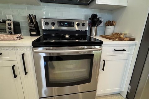 Купить виллу или дом в Пемброк-Пайнс, Флорида 4 спальни, 234.76м2, № 2032607 - фото 10