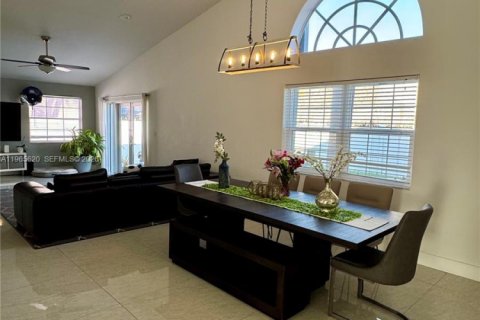 Купить виллу или дом в Пемброк-Пайнс, Флорида 4 спальни, 234.76м2, № 2032607 - фото 14