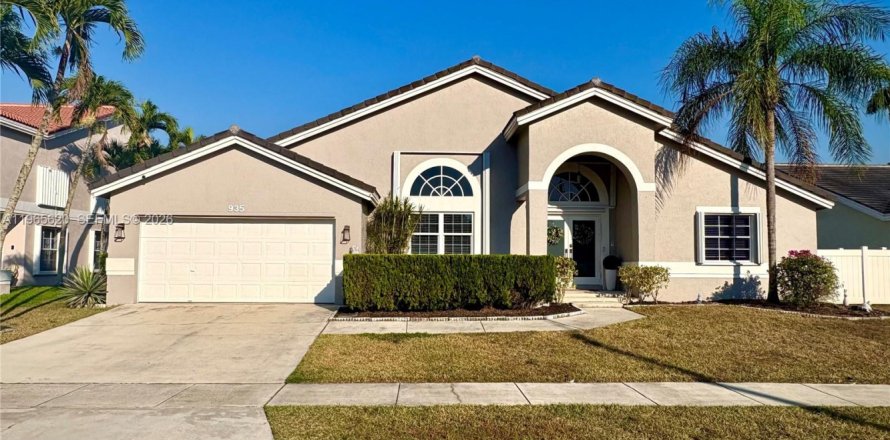 Дом в Пемброк-Пайнс, Флорида 4 спальни, 234.76м2 № 2032607