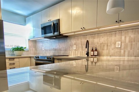 Condominio en venta en Miami Beach, Florida, 2 dormitorios, 76.18 m2 № 2088243 - foto 8