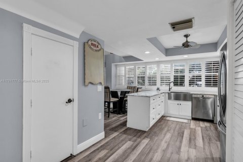 Townhouse in Lake Clarke Shores, Florida 3 bedrooms, 128.76 sq.m. № 1661336 - photo 13
