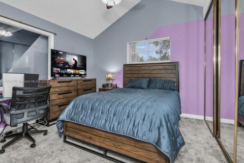 Townhouse in Lake Clarke Shores, Florida 3 bedrooms, 128.76 sq.m. № 1661336 - photo 20