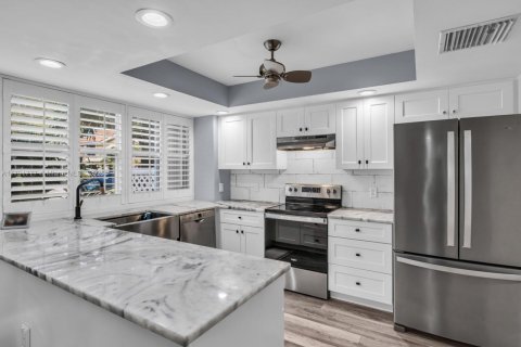 Townhouse in Lake Clarke Shores, Florida 3 bedrooms, 128.76 sq.m. № 1661336 - photo 10