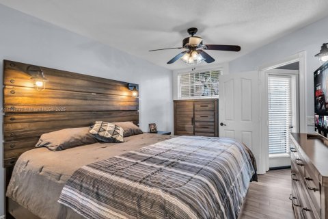Townhouse in Lake Clarke Shores, Florida 3 bedrooms, 128.76 sq.m. № 1661336 - photo 18