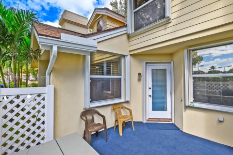 Townhouse in Lake Clarke Shores, Florida 3 bedrooms, 128.76 sq.m. № 1661336 - photo 29