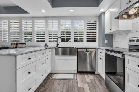 Townhouse in Lake Clarke Shores, Florida 3 bedrooms, 128.76 sq.m. № 1661336 - photo 11