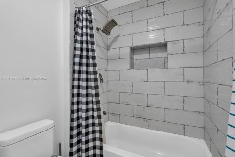 Townhouse in Lake Clarke Shores, Florida 3 bedrooms, 128.76 sq.m. № 1661336 - photo 25